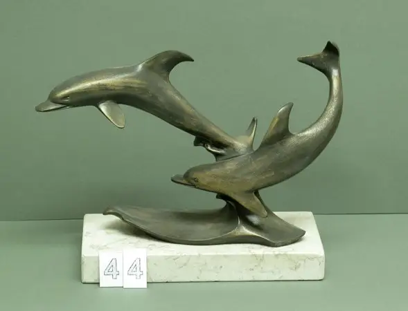 דולפינים, פסל שיש סינטטי