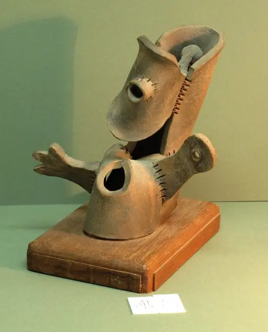 "דון קישוט", פסל קרמי על בסיס עץ