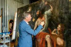 משקם-משמר אמנות הבכיר אולריך בירקמאייר עובד על היצירה