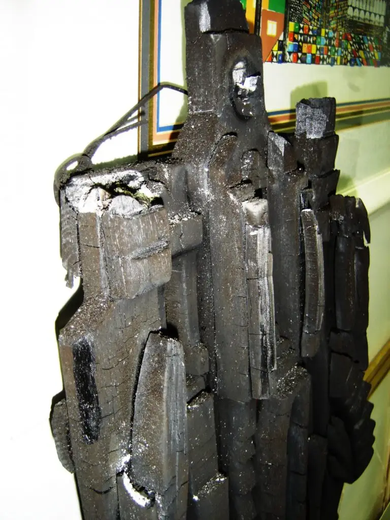 שיקום פסל עץ שנשרף בחציו העליון