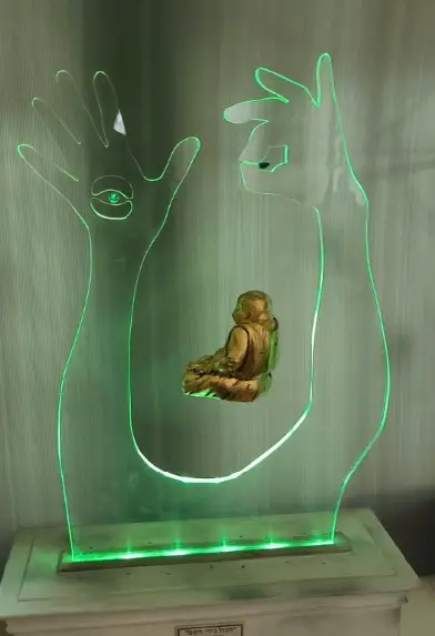 "הכל בידי השם" פסל אור