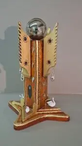 "מלאך מקורקע – טוטם אדמתי"